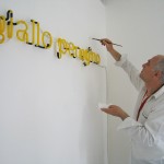Nello Teodori, al lavoro durante l' allestimento personale 'giallo peugino' a studio.ra - photo di Raffaella Losapio