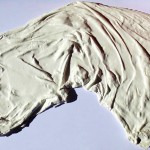 veste "Lavatio Matris Deum" di Eleonora Del Brocco, cm 93 x 55 h, polimaterico, gesso e plexiglass
